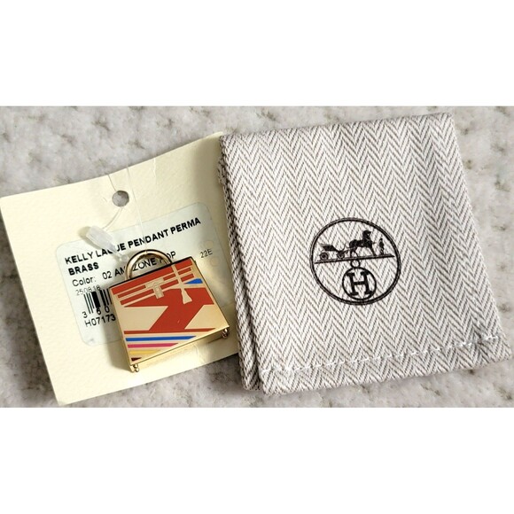 Authentic Hermès Curiosite Kelly Lacquer H Vibration charm Pendant - Picture 1 of 6